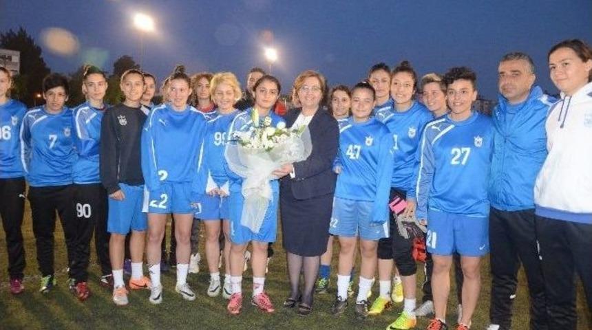 Kadın Futboluna Kadın Eli