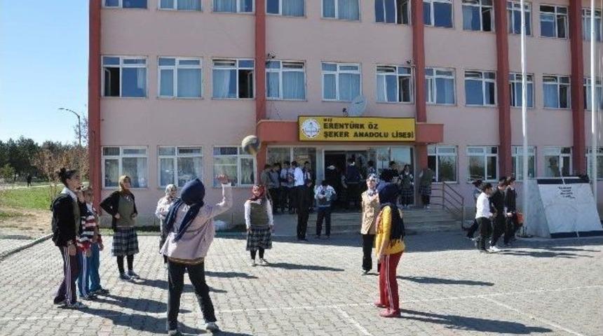 Erent&uuml;rk &Ouml;z&rsquo;&uuml;n İsmi Okula Verildi