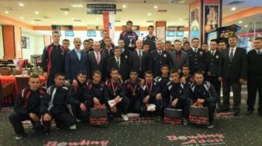 3. Geleneksel Pmyo Bowling Turnuvasında Dereceye Girenler &Ouml;d&uuml;llendirildi