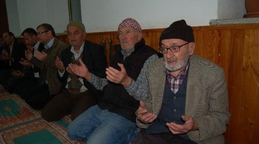 Lapsekide Merhum Alparlsan T&uuml;rkeş Adına Mevlid-i Okutuldu