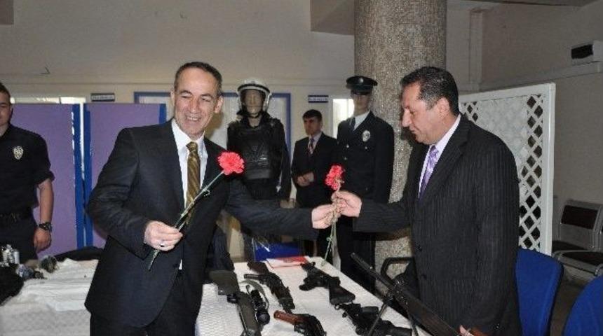 Başkan Saygılı Polis Haftasını Karanfil Dağıtarak Kutladı