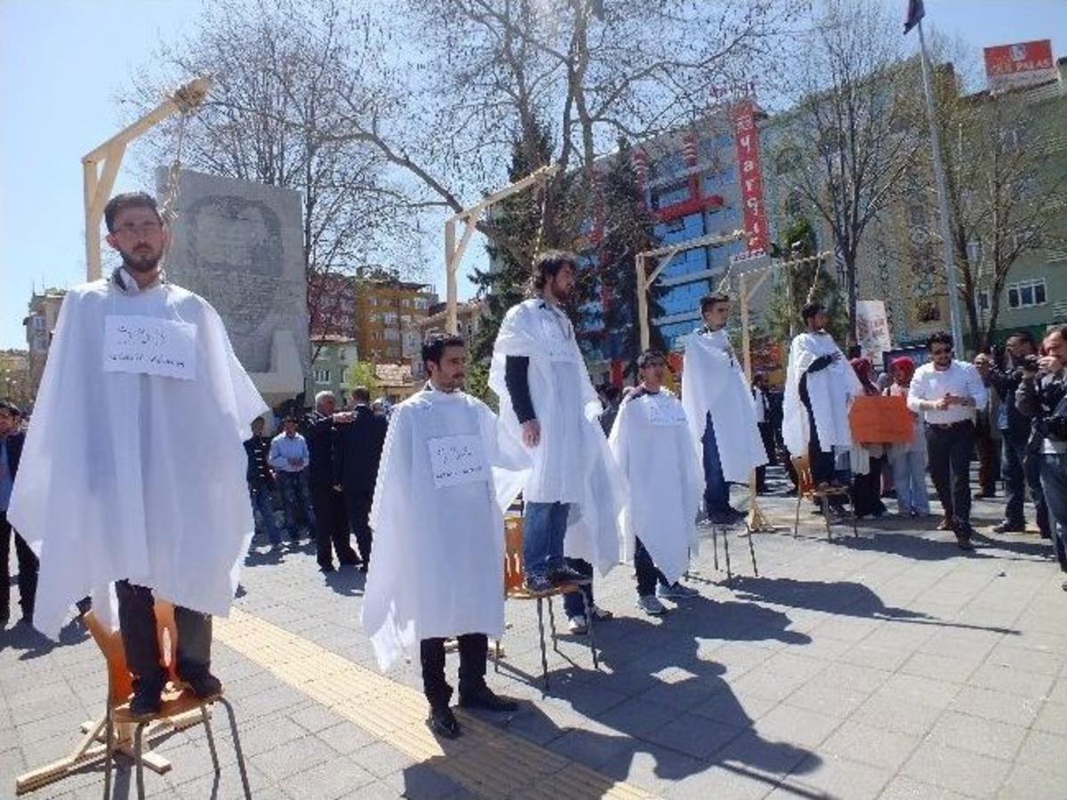 İdam Kararını Darağacı Kurarak Protesto Ettiler