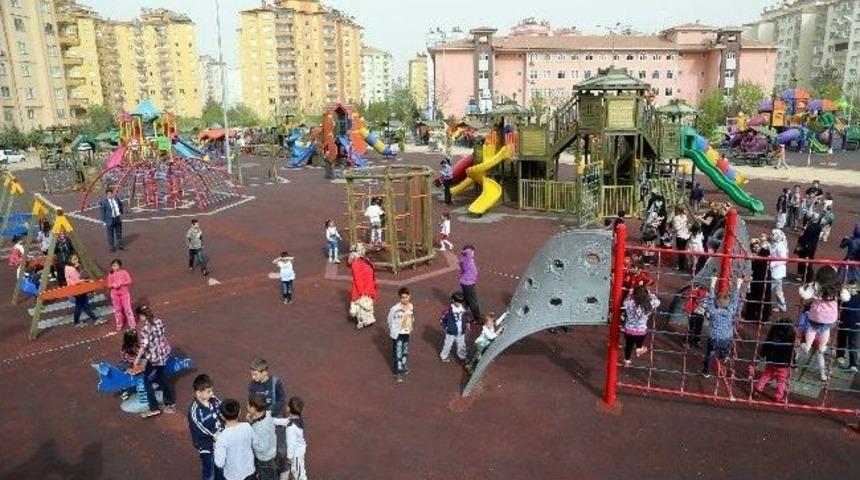 &Ccedil;ocuk D&uuml;nyası Parkı B&uuml;y&uuml;k İlgi G&ouml;r&uuml;yor