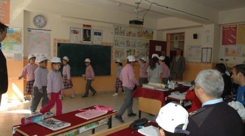 Polisten &Ouml;ğrencilere Şapka