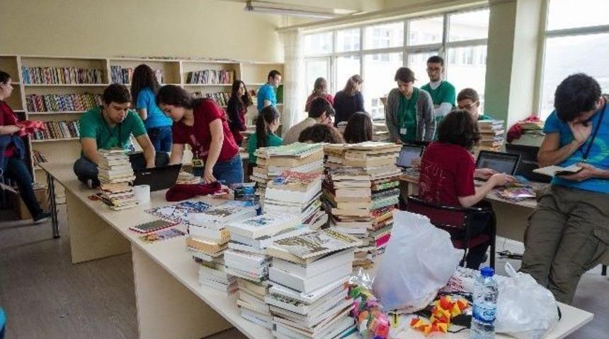 Ko&ccedil; &Uuml;niversitesi G&ouml;n&uuml;ll&uuml;leri Farkındalık Grubu K&uuml;t&uuml;phane Kurmak İ&ccedil;in Tercan'da