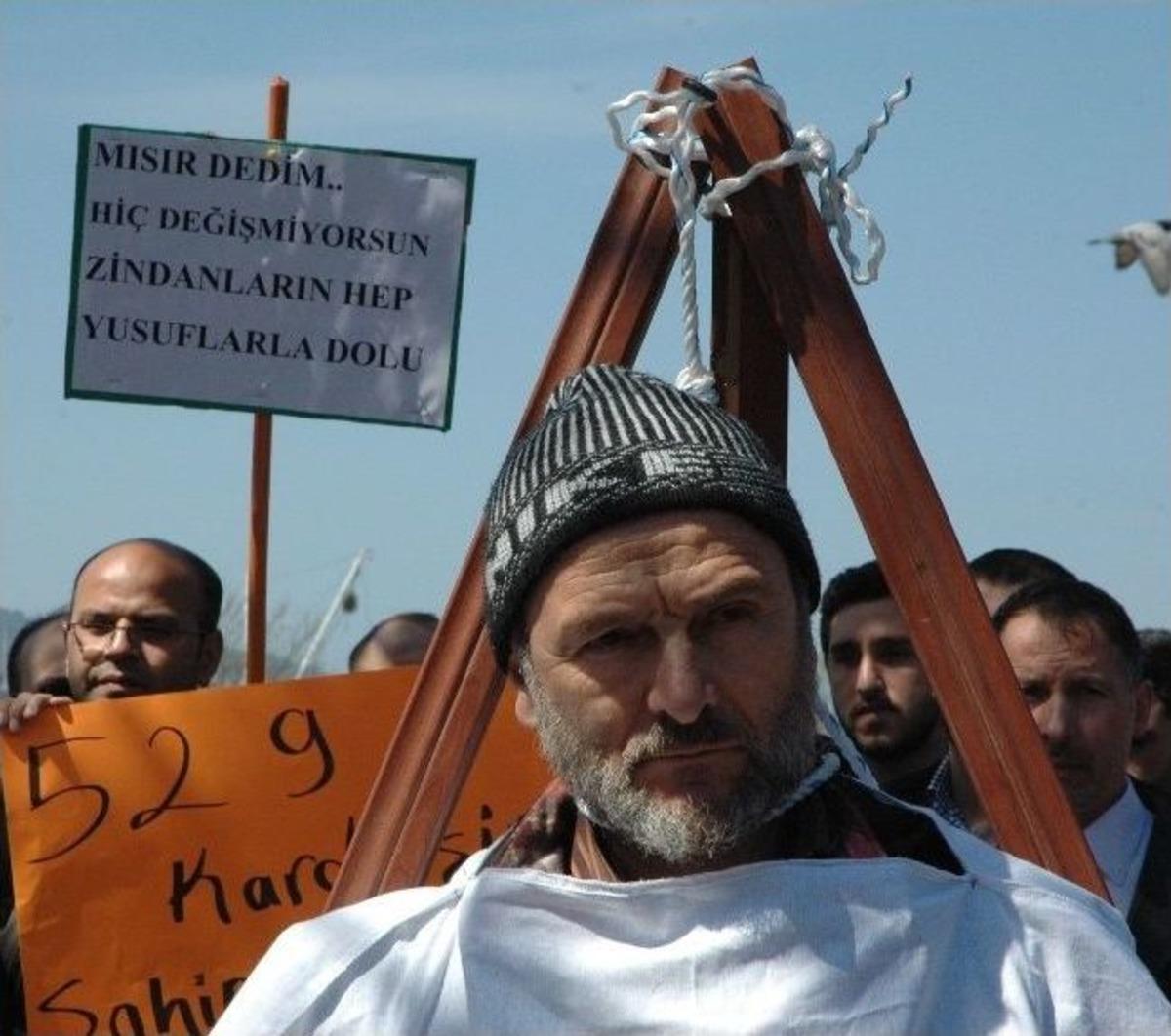 Mısır&rsquo;daki İdam Kararları Giresun'da Temsili Darağacı Kurularak Ve 529 Karanfil Dağıtılarak Protesto Edildi.