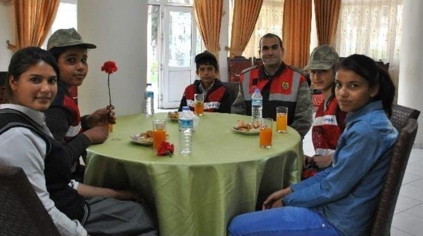 &Ouml;ğrenciler Jandarma Kışlasını Gezdi