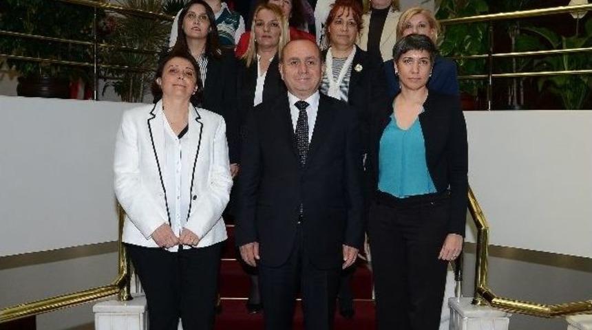 Kadık&ouml;y'de Y&ouml;netime Kadınlar El Koydu