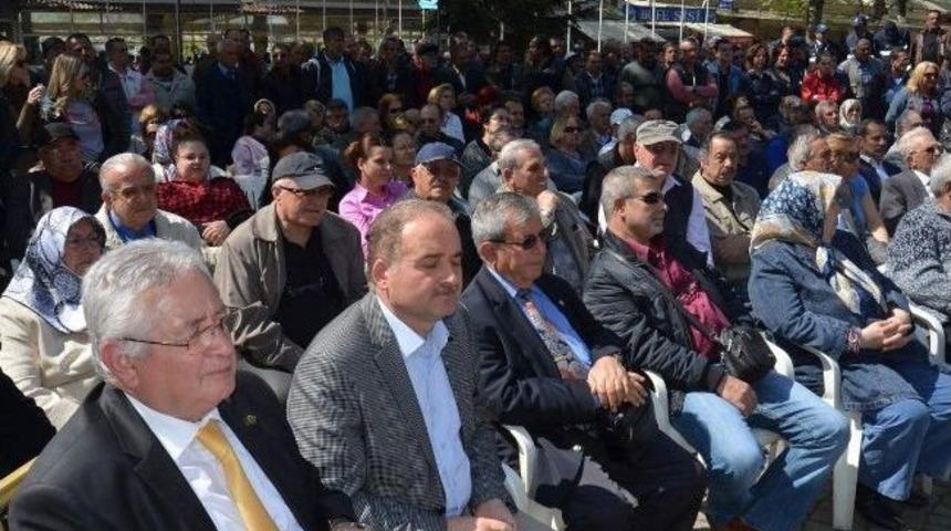 İl&ccedil;e Meydanında Meclis Toplantısı