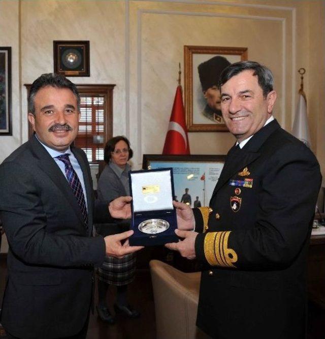 Denizci Komutanlar Büyükşehir Belediyesi'ni Ziyaret Etti