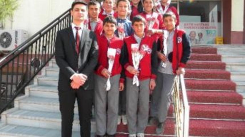 Gerc&uuml;ş Yibo &Ouml;ğrencilerinden &Ouml;rnek Davranış