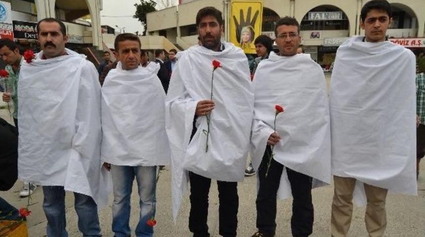 Mısır'daki İdam Kararlarına Kefenli Protesto