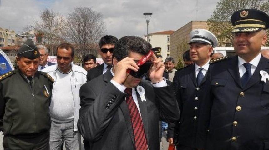 Vali D&uuml;zg&uuml;n, Emniyetin A&ccedil;tığı Stantları Gezdi