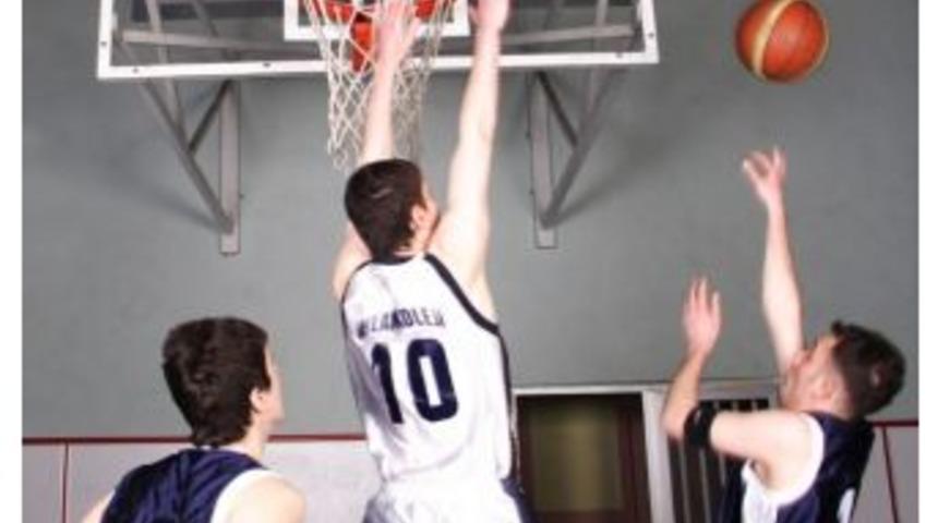 İhlas Koleji&rsquo;nin K&uuml;&ccedil;&uuml;k Erkekleri Galibiyete Uzandı