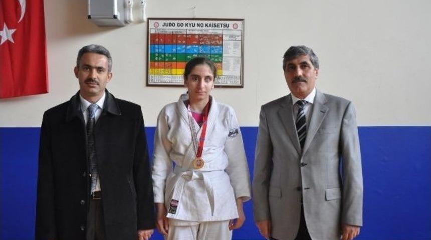 G&ouml;rme Engelli Esmer&rsquo;den B&uuml;y&uuml;k Başarı