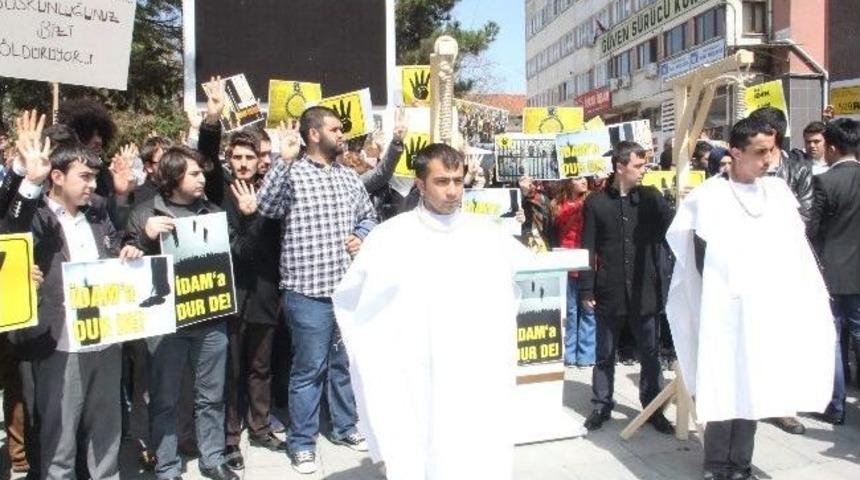 Mısır&rsquo;daki İdam Kararını Protesto Etmek İ&ccedil;in Darağacı Kurup Kefen Giydiler