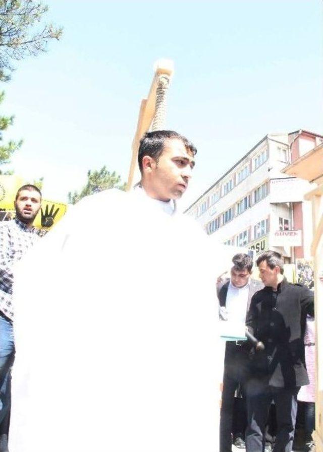 Mısır’daki İdam Kararını Protesto Etmek İçin Darağacı Kurup Kefen Giydiler