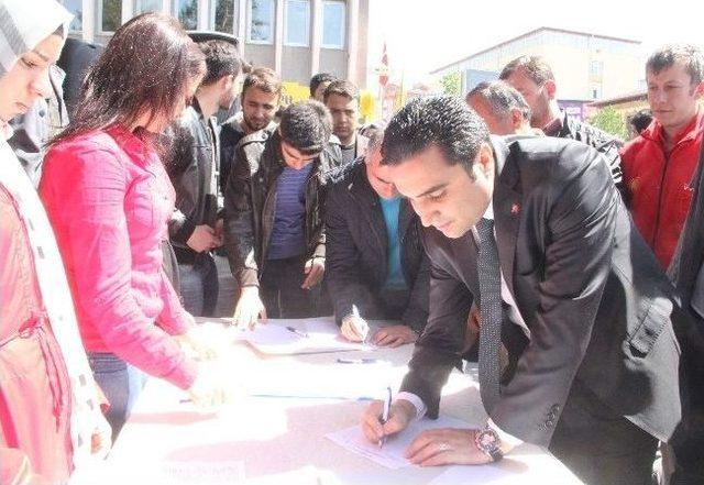 Mısır’daki İdam Kararını Protesto Etmek İçin Darağacı Kurup Kefen Giydiler