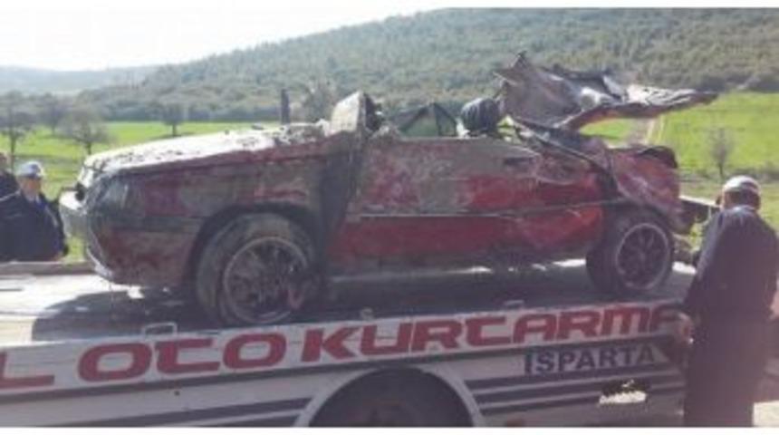 Otomobil Dereye U&ccedil;tu: 2 &Ouml;l&uuml;, 1 Yaralı