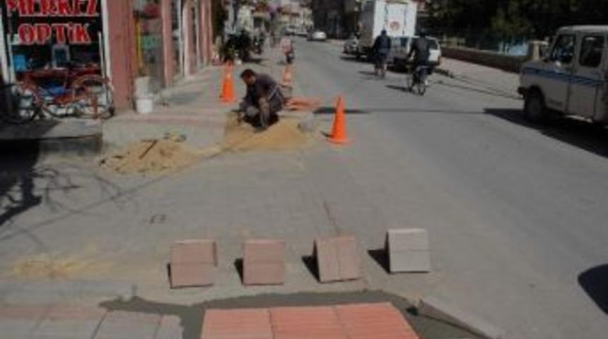 Bolvadin'de Kaldırımlarda Bakım Ve Onarım &Ccedil;alışmaları Başladı