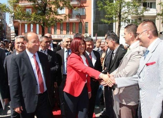 Aydın'ın İlk Büyükşehir Başkanı Özlem Çerçioğlu Mazbatasını Aldı