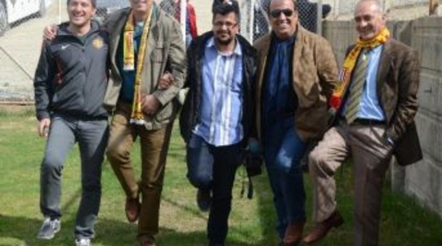 Hababam Sınıfı, Basın Mensuplarıyla Tek Ayak &Uuml;zerinde Durdu