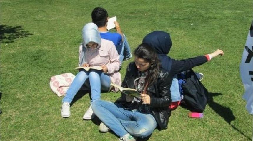 Sa&uuml; &Ouml;ğrencilerinden Kitap Okuma Etkinliği