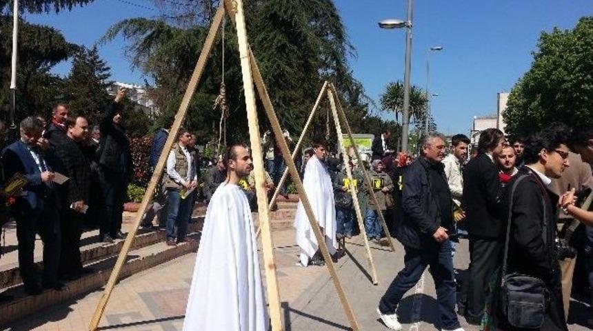 Kefenlerini Giyip İdam Kararını Protesto Ettiler