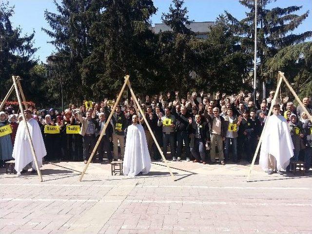 Kefenlerini Giyip İdam Kararını Protesto Ettiler