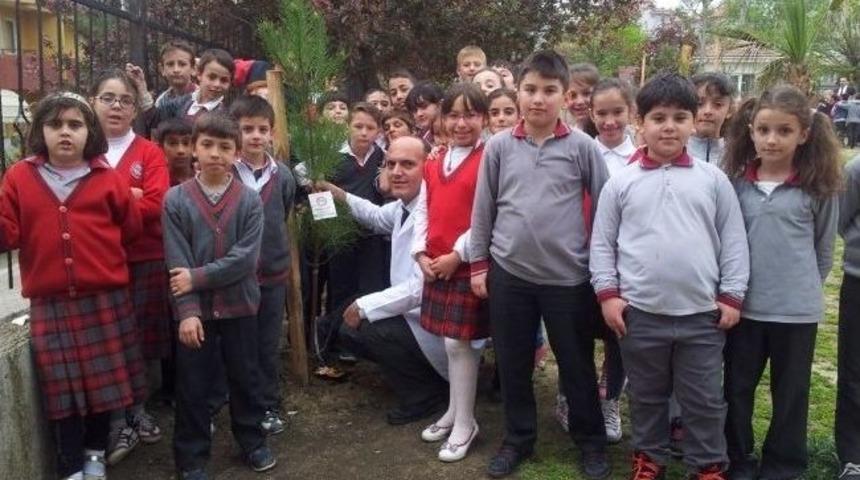 Mehmet Zorlu Ortaokulu'nun Bah&ccedil;esine 105 Fidan Dikildi