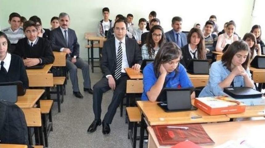 Doğanşehir&rsquo;de Tablet Bilgisayar T&ouml;renle Dağıtıldı.