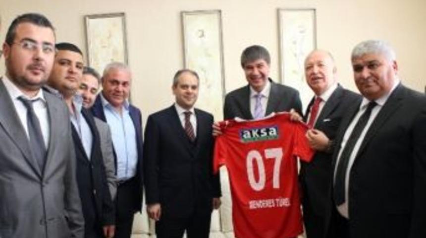 G&uuml;ltekin Gencer, Bakan Kılı&ccedil;&rsquo;a Forma Hediye Etti