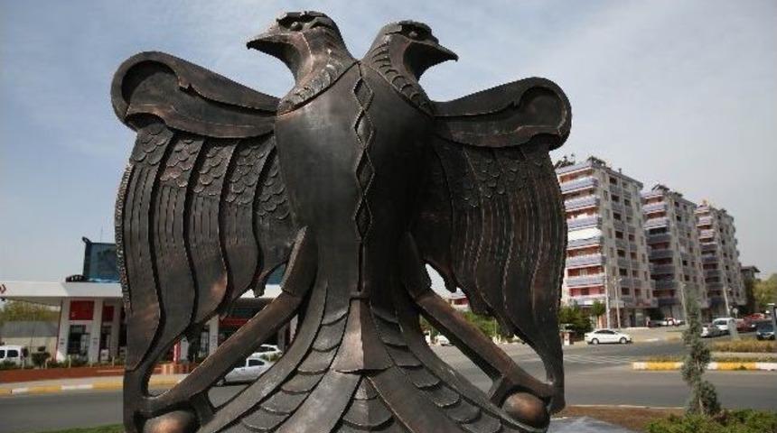 Diyarbakır'da, Kadın-erkek Eşitliğini Simgeleyen Heykel Dikildi