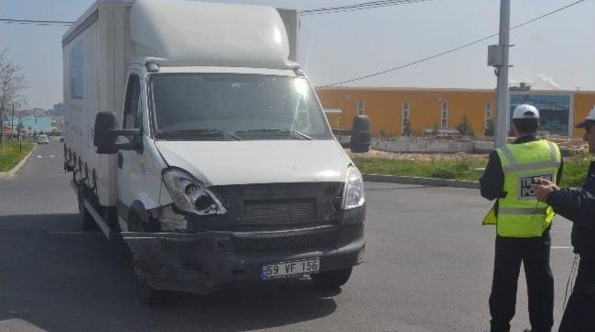 Kazada Aracın Tekeri Yerinden &Ccedil;ıktı
