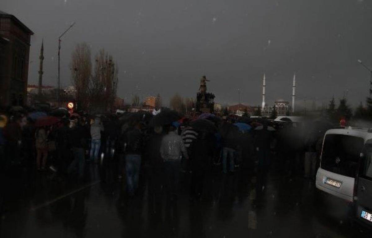 Kars'ta Binlerce Kişi Mert Aydın İ&ccedil;in Y&uuml;r&uuml;d&uuml;