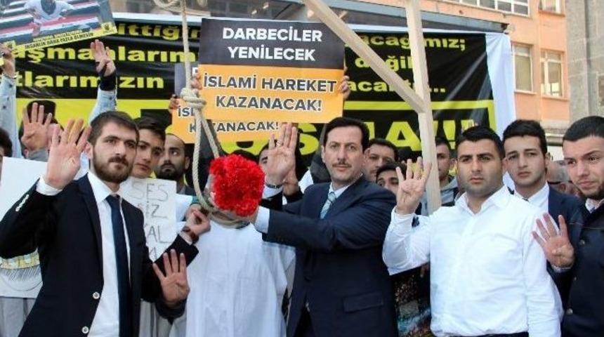 Darağa&ccedil;lı Ve Dualı Mısır Protestosu