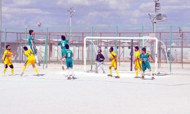 Çadır Kentte 20 Takım Arasında Futbol Turnuvası Başladı