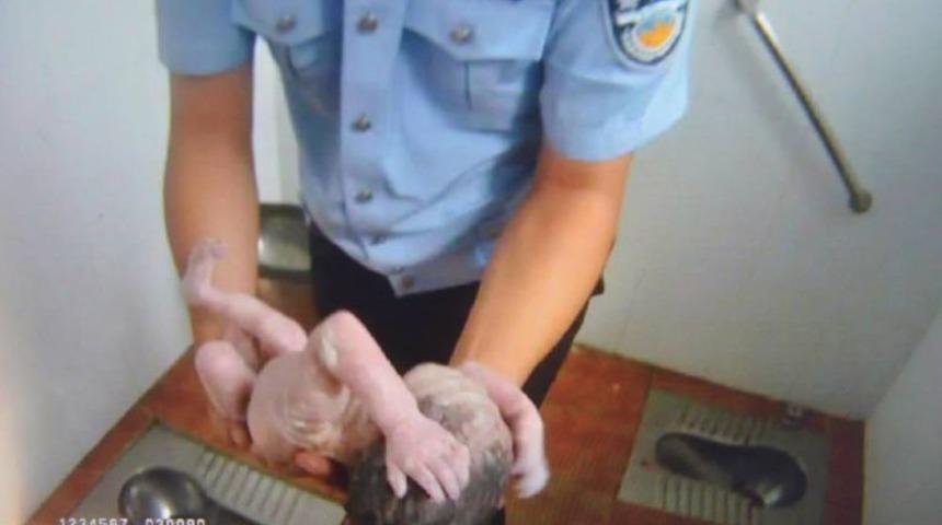 Umumi tuvalette yeni doğmuş bebek bulundu!