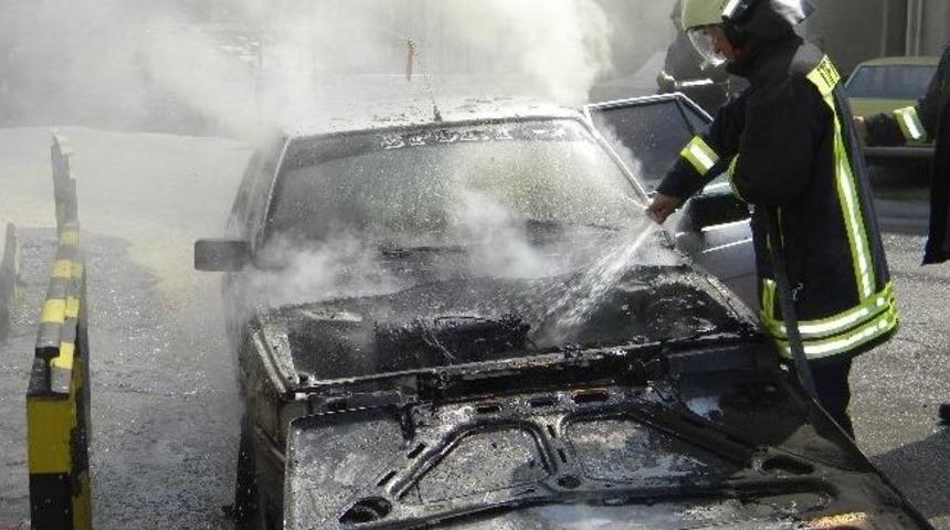 Park Halindeki Otomobil Alev Aldı