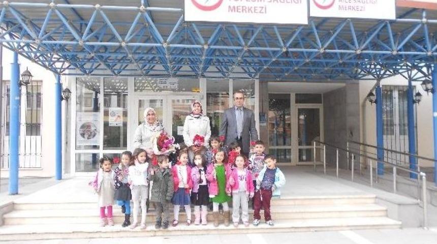 Minikler, Okullarını Yaptıran Sağlık &Ccedil;alışanlarını Unutmadı