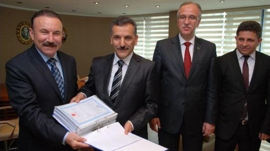 K&ouml;y Tapuları Başkan Doğan&rsquo;a Teslim Edildi