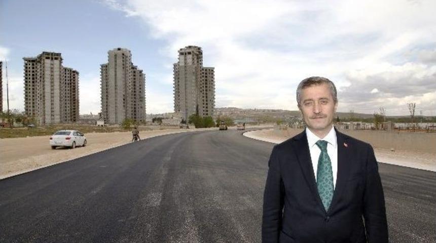 Şahinbey Belediyesi 12 Kmuzunluğundaki 12 Şeritli Yolu Asfaltlıyor