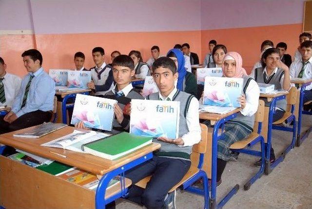 Fatih Projesi Kapsamında Siverek'te 2 Bin 208 Adet Tablet Dağıtıldı