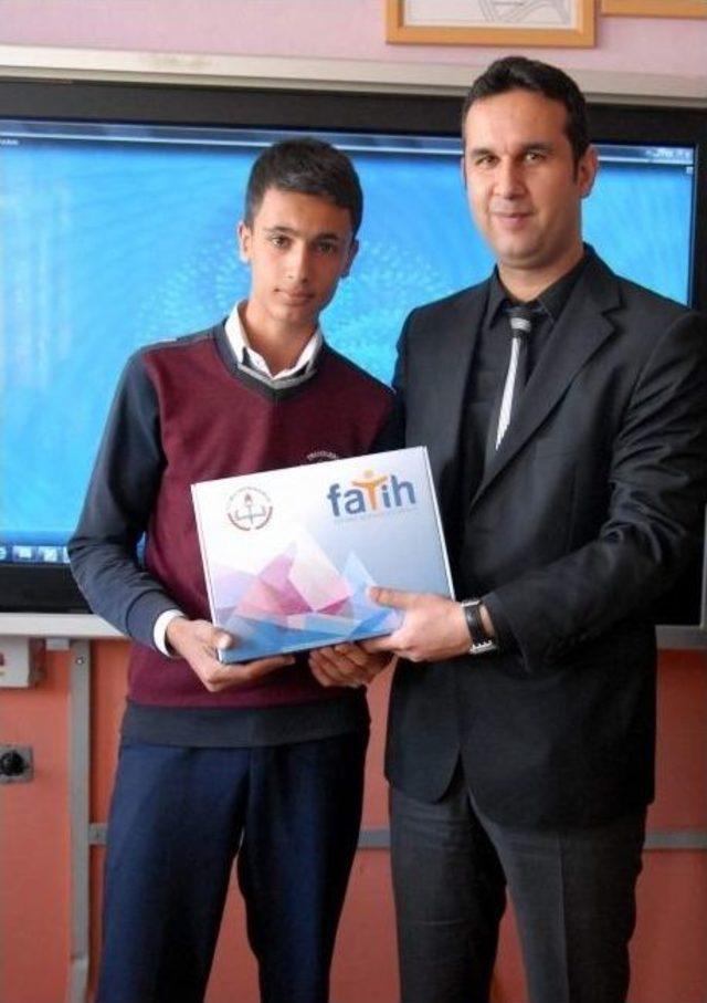 Fatih Projesi Kapsamında Siverek'te 2 Bin 208 Adet Tablet Dağıtıldı