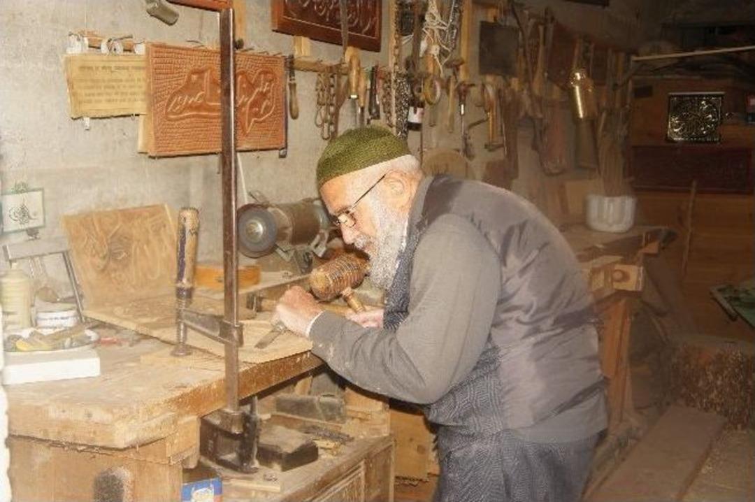 Asırlık Ahşap Oyma Ustası