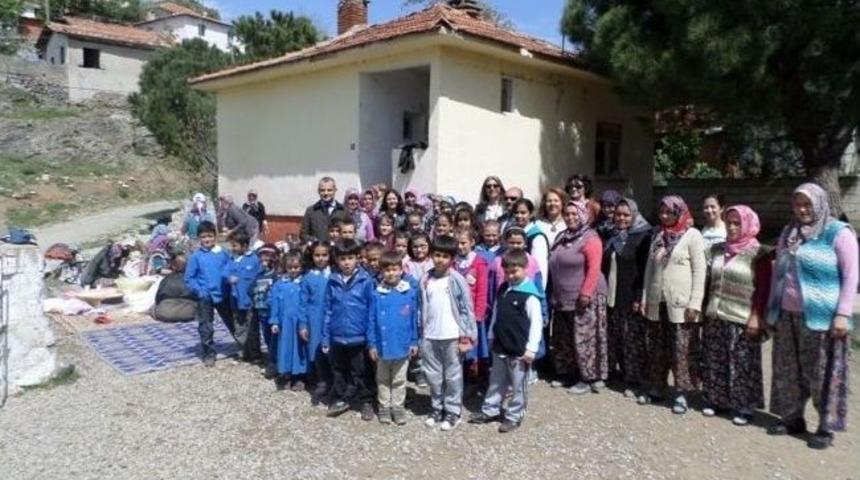 Bah&ccedil;eşehir Koleji &Ouml;ğrencileri K&ouml;y Okulunda