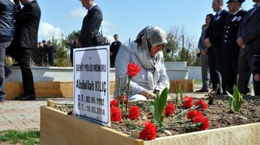 Sivas&rsquo;ta Şehit Polisler Mezarları Başında Anıldı