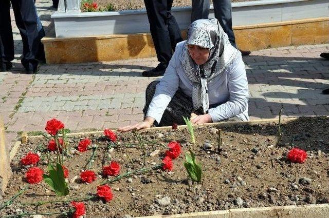 Sivas’ta Şehit Polisler Mezarları Başında Anıldı