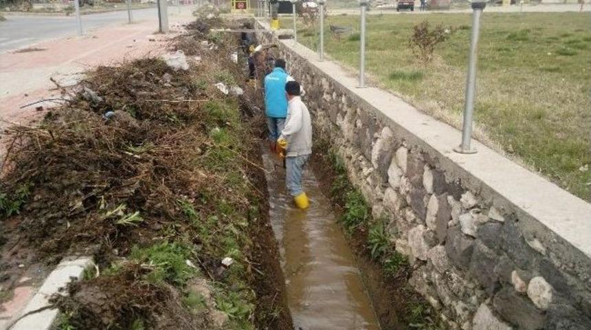 Hisarcık&rsquo;ta Sulama Kanalları Temizleniyor