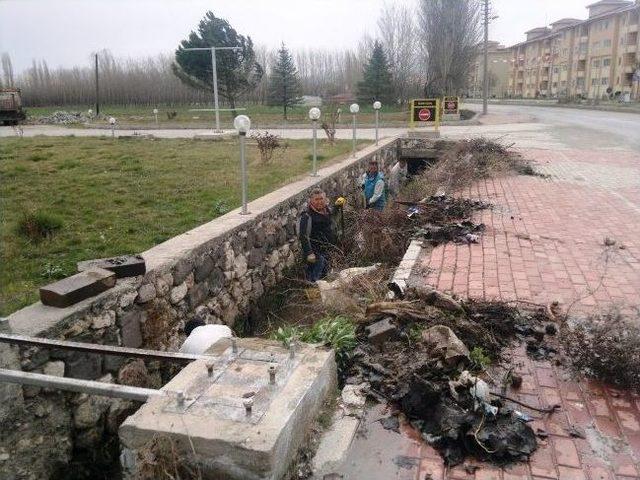 Hisarcık&rsquo;ta Sulama Kanalları Temizleniyor 1